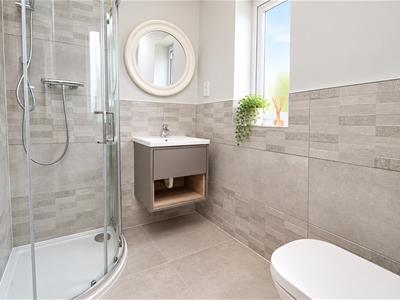 EN SUITE SHOWER ROOM